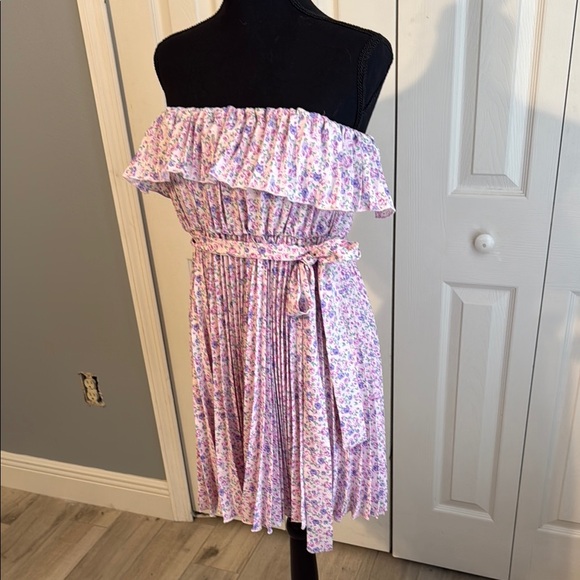 Pink Off-Shoulder Ruffled Dress - Picture 4 of 6